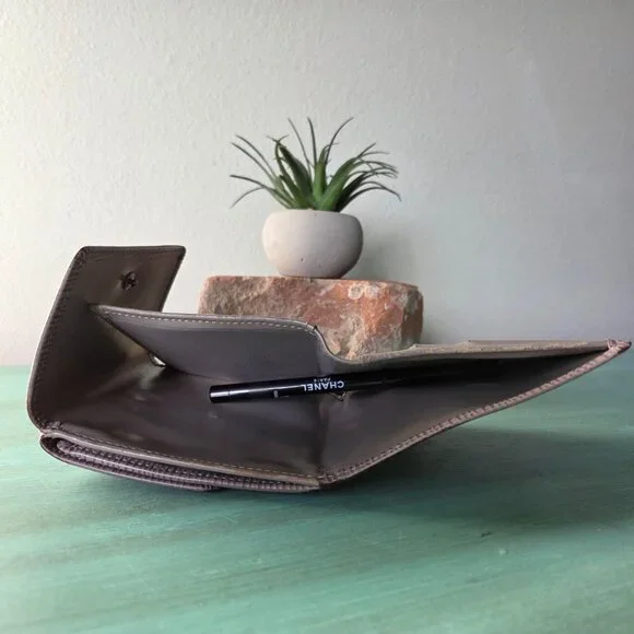 Louis Vuitton Epi compact🩶 - Picture 6 of 8